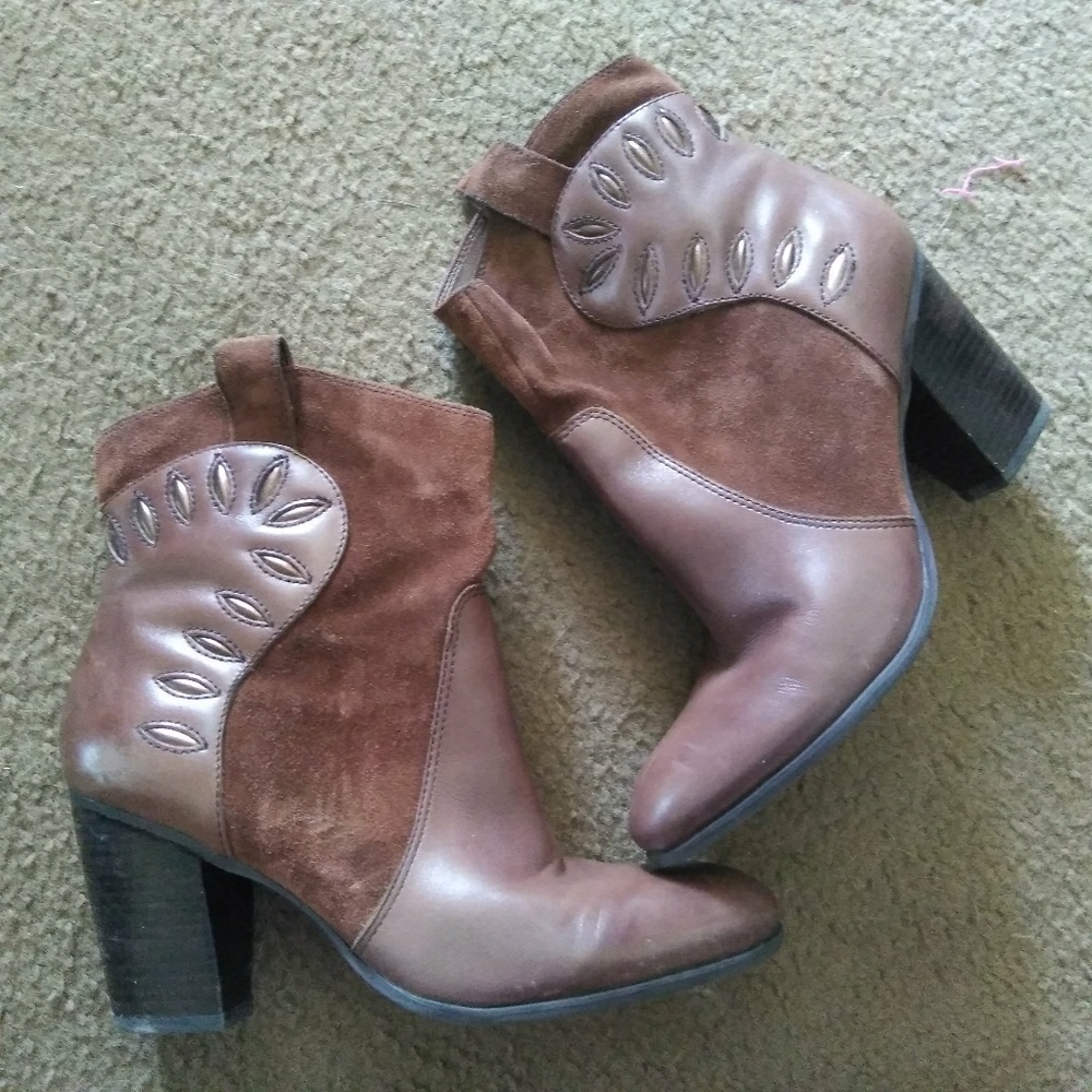 Kicky dark brown booties ready for Fall 🍂🍂